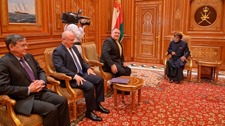 Pompeo takohet me mbretin e Omanit