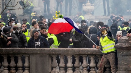 Gilets jaunes: Macron fait la sourde oreille