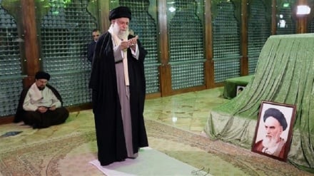 Leader pays tribute to lmam Khomeini (God’s mercy upon him), Iranian martyrs