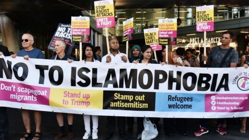 Warga Amerika dari berbagai kalangan melawan fenomena Islamophobia.