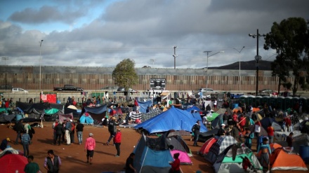 Migrantes protestan por cierre de albergue en ciudad mexicana de Tijuana