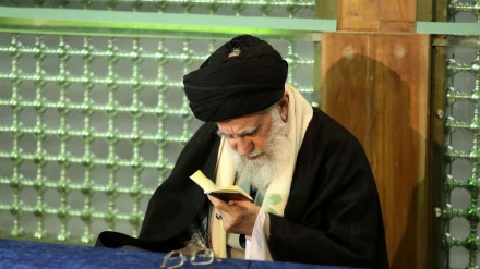 Rahbar Menziarahi Makam Imam Khomeini ra (1)