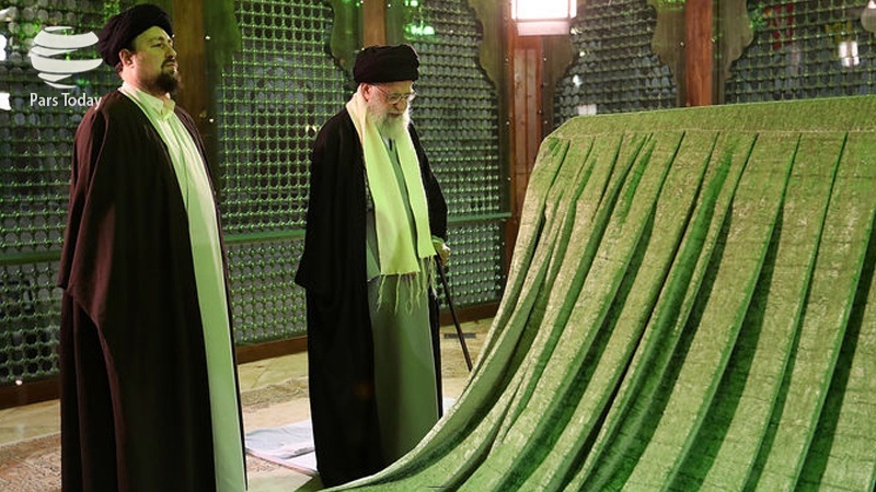 حضور رهبر انقلاب اسلامی در مرقد امام خمینی (ره) و گلزار شهدا