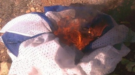 המואשמים ברצח, עאישה ראבי, שורפים את דגל ישראל