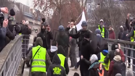 Acte 8 à Paris : un Gilet jaune boxe un CRS