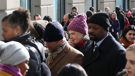 米政府職員が、慈善団体の食料配給に殺到　（写真）