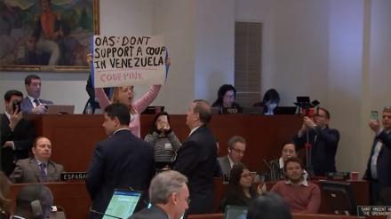 Perempuan ini Hentikan Pidato Menlu AS (1)