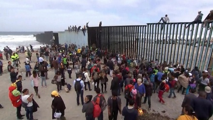 アメリカ紙、「大統領の厳格な移民政策により、国境で混乱が発生」