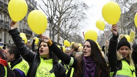 Au lendemain de l'acte 8, des femmes en gilets jaunes rassemblées place de la Bastille