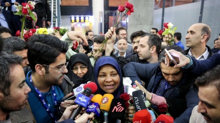 米当局より釈放されたプレスＴＶアナがテヘランに到着（動画）