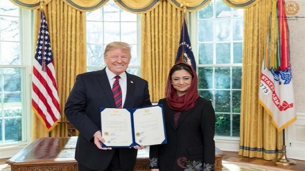 تحویل استوارنامه اولین سفیر زن افغانستان در واشنگتن به ترامپ