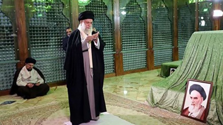 イラン最高指導者と政府閣僚らが、ホメイニー師の霊廟を参拝　（動画）