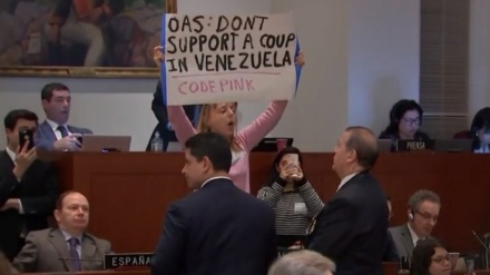 Aktivistja anti-luftë prish fjalimin e Pompeo kundër Venezuelës