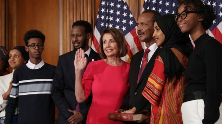 Ceremonia e betimit në Kongresin e Amerikës, dy gra myslimane betohen me Kur'an
