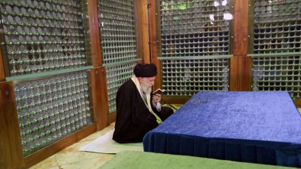 Rahbar Menziarahi Makam Imam Khomeini ra (2)