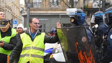Gilets jaunes: qui veut déshumaniser les CRS? 