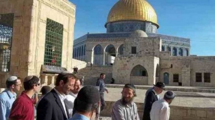 Vijana wa Kipalestina wakabiliana na Wazayuni waliotaka kuvamia Msikiti wa al-Aqswa