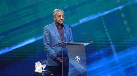 Malaysia's premier draws analogy between Trump wall, ban on Israeli athletes