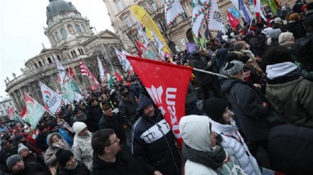 Hungary: Thousands march in Budapest to protest against 'slave law'