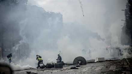 Gilets jaunes: la police tire!