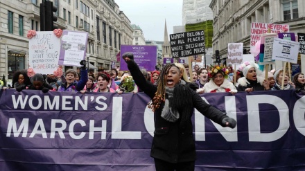 イギリスで、女性たちが性差別に対する抗議運動を実施