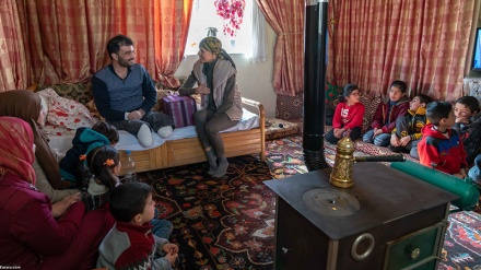 Istri Presiden Suriah Kunjungi Rumah Dua Veteran Perang