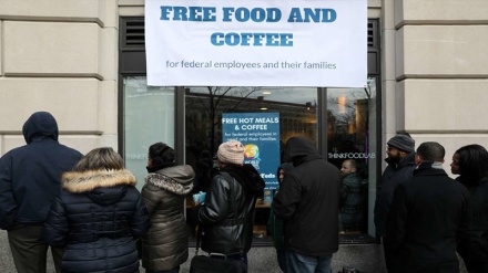 米政府職員が、慈善団体の食料配給に殺到