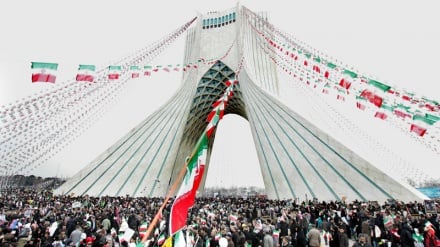 Me miliona iranianë mblidhen për të festuar 22 Bahmanin