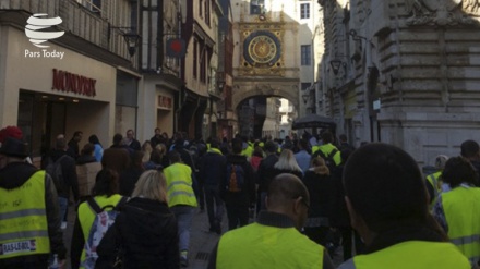 Protesta masiva de “chalecos amarillos” copa las calles de París