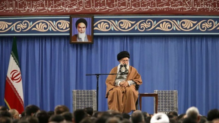 Lideri suprem i Revolucionit Islamik të Iranit: Populli i Iranit është më i fuqishëm se 40 vite më parë dhe armiqtë janë më të dobët