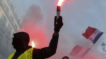 Parigi, Gilet gialli sfilano insieme ai sindacati contro Macron