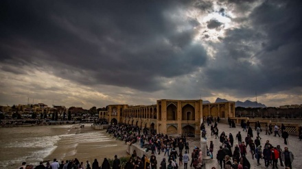 Menikmati Aliran Zayandeh-Rood, Isfahan