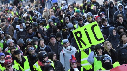 France recalls Rome envoy after Italian leader meets Yellow Vest protesters 