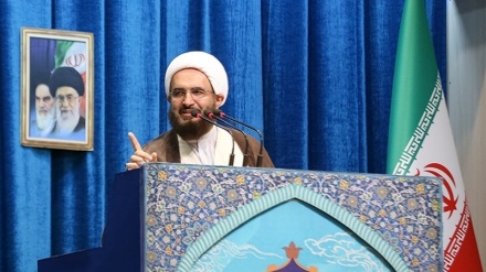 Imami i namazit të së premtes në Teheran: Prania e gjerë dhe heroike e popullit iranian në marshin e 22 Bahmanit, ishte përgjigje e fuqishme kundër armiqve