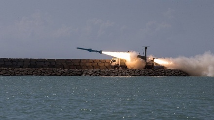 イラン海軍演習で、巡航ミサイル２発が発射（動画）