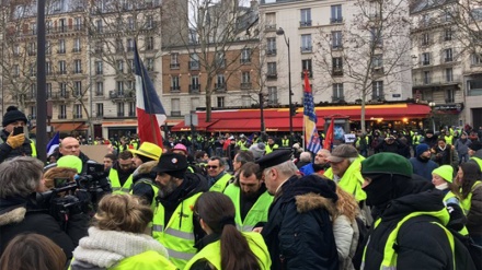 フランスで、「黄色いベスト」の抗議運動が警察との衝突に発展（動画）