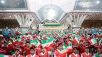 イランの学校で、イスラム革命勝利記念週間の始まりの鐘を鳴らす式典が実施