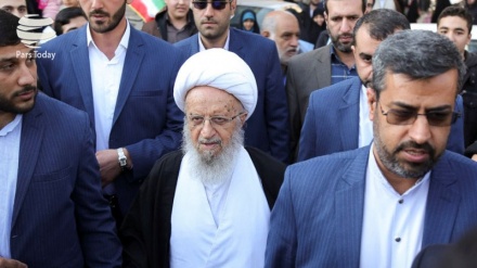 آیت الله مکارم شیرازی: حضور مردم ایران در راهپیمایی 22 بهمن پاسخی قاطع به آمریکا بود