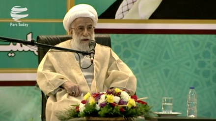 آیت الله جنتی: قدرت آمریکا رو به زوال است