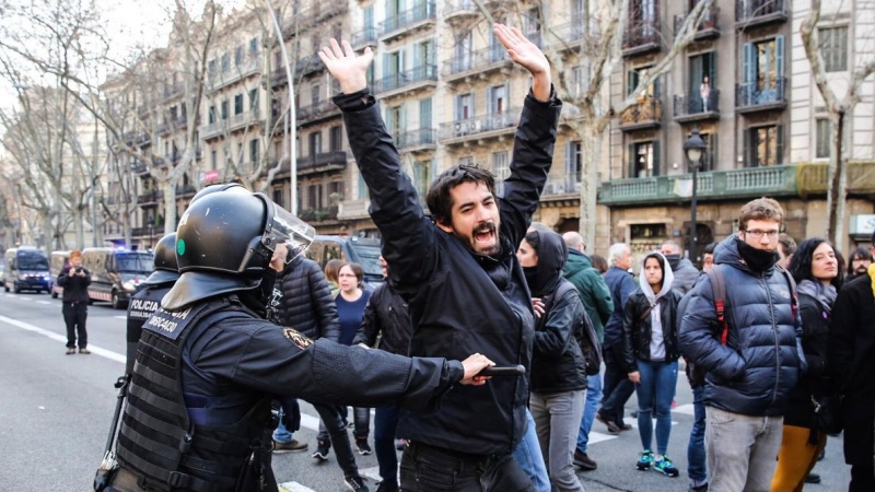 3 detenidos y 44 heridos en huelga general en Cataluña