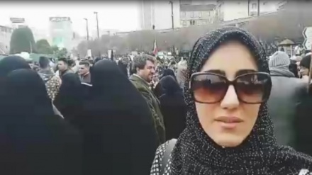 Reportage in italiano di una giovane iraniana sulla festa dell'anniversario della rivoluzione (VIDEO)