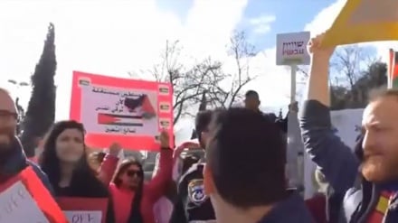 Polisi Zionis Sita Bendera Palestina dari Demonstran