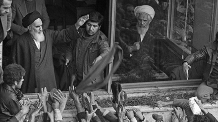 3 février 1979 : une foule immense au rendez-vous avec l’Imam Khomeiny à l’école Alavi