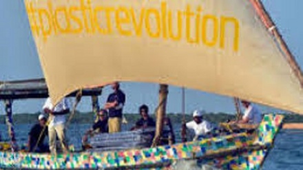 Ambiente; un veliero di plastica solca i mari africani
