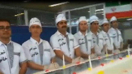 Kue 700 kg untuk Peringati Kemenangan Revolusi Islam