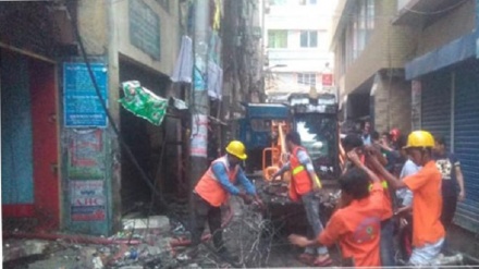 ঢাকায় অগ্নিকাণ্ড: উদ্ধার অভিযান শেষে বর্জ্য অপসারণ শুরু