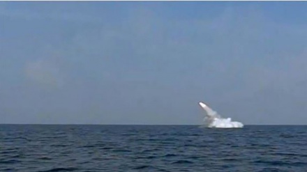 Irán lanza con éxito un misil de crucero desde un submarino