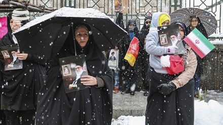 Fotos: Iraníes celebran el 40.º aniversario de su Revolución a pesar del frío y la lluvia