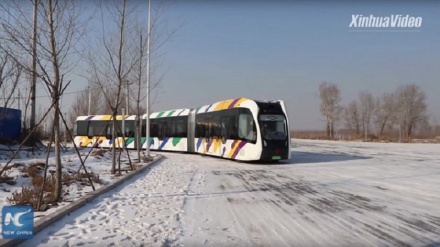 Хитойда виртуал рельсли поезд синовдан ўтказилди (видео)