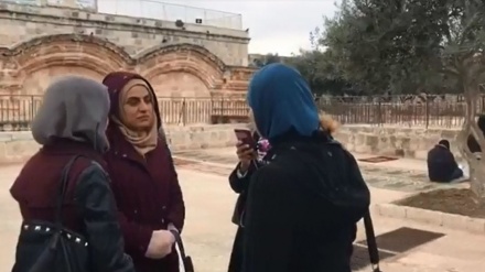 Jemaah Shalat Palestina Menuju Bab al-Rahmah